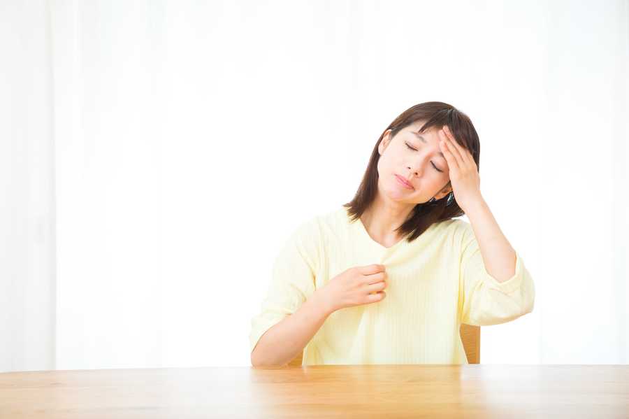 風邪をひいた女性