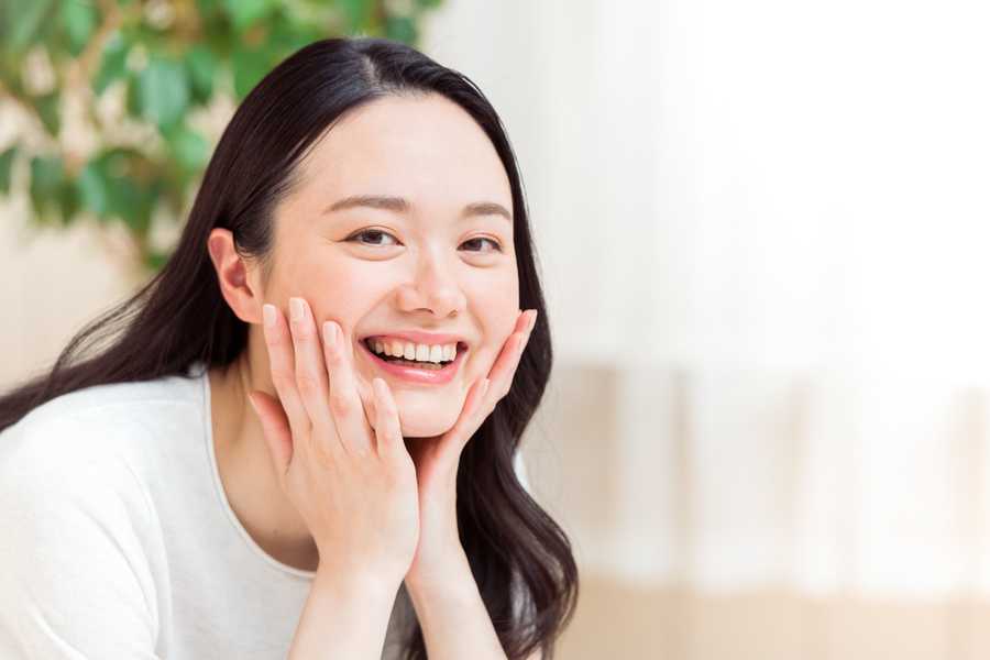 笑っている女性